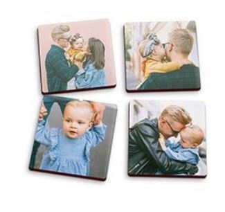 Vier vierkante fotomagneten met gezinsfoto's