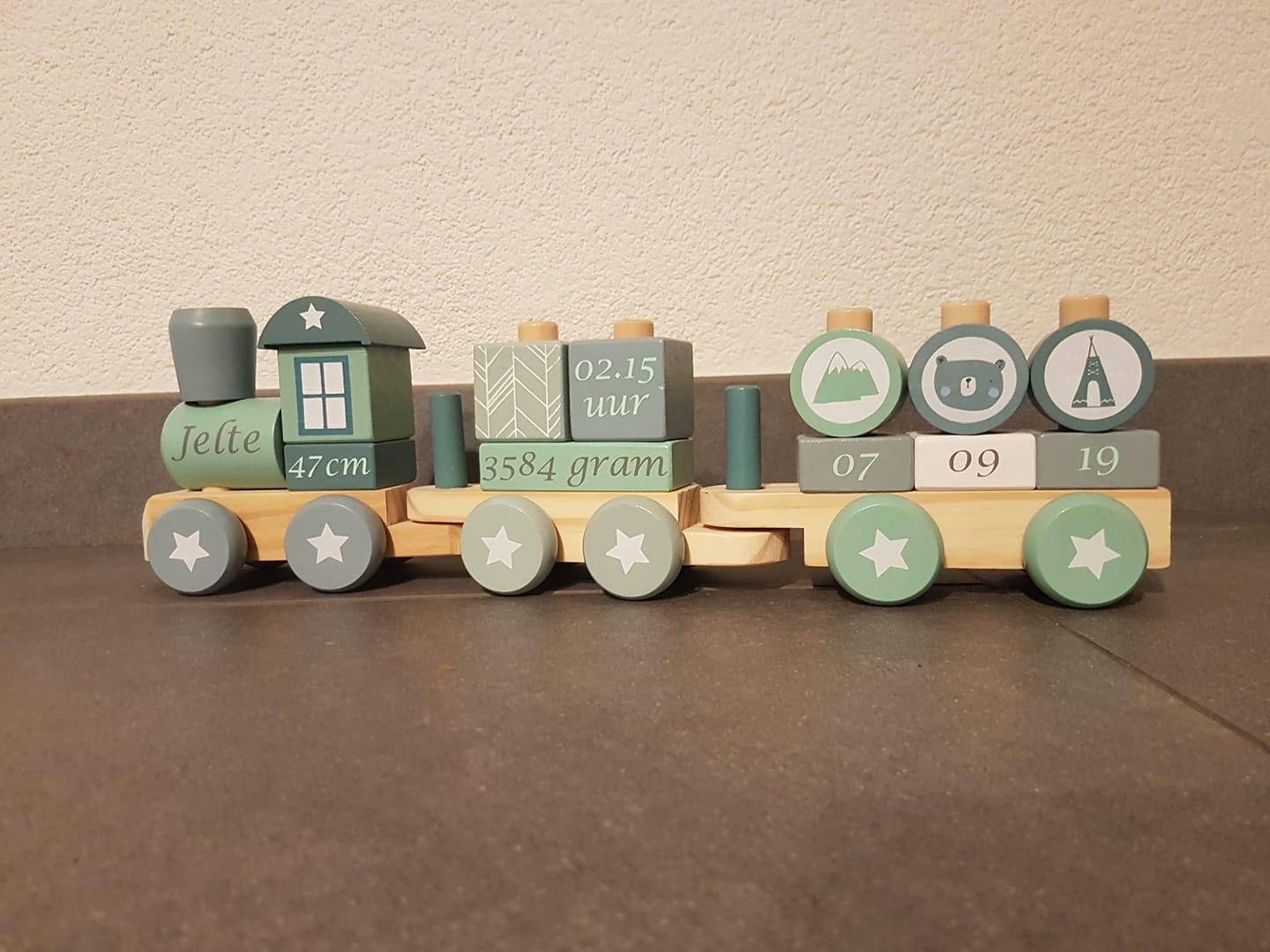 Houten speelgoedtrein met blokken met de naam Jelte, geboortedatum, gewicht en lengte